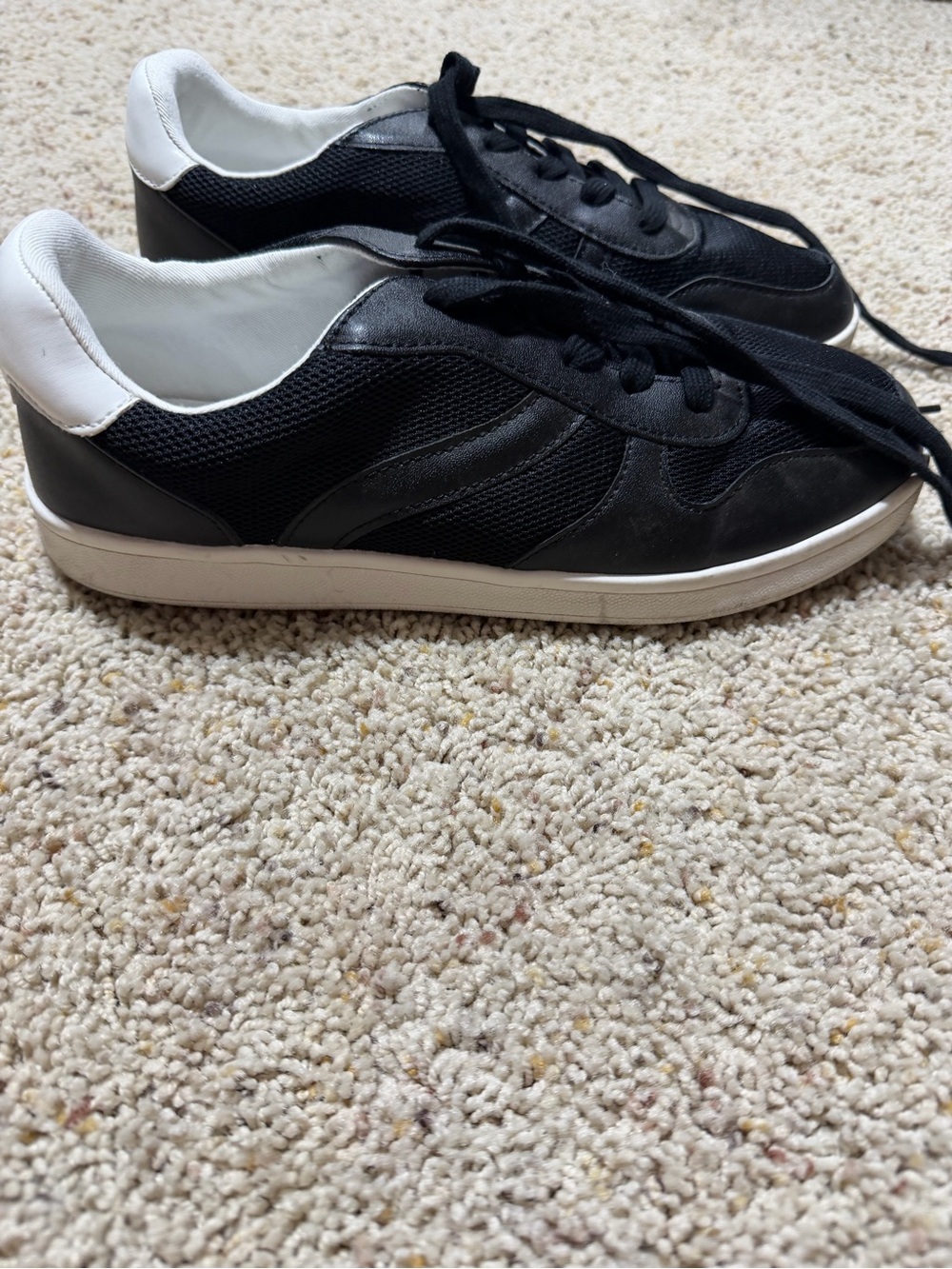 Black and White Women’s Casual Sneakers